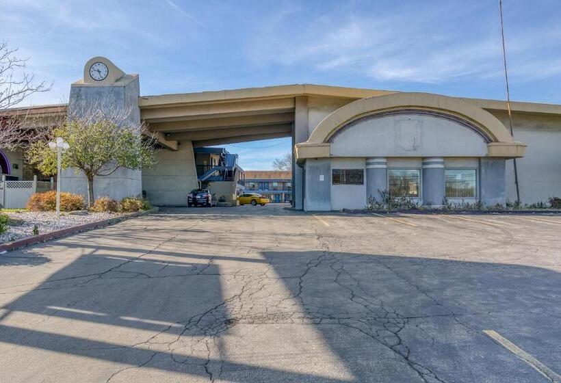 فندق Fairbridge Inn Express North Lima