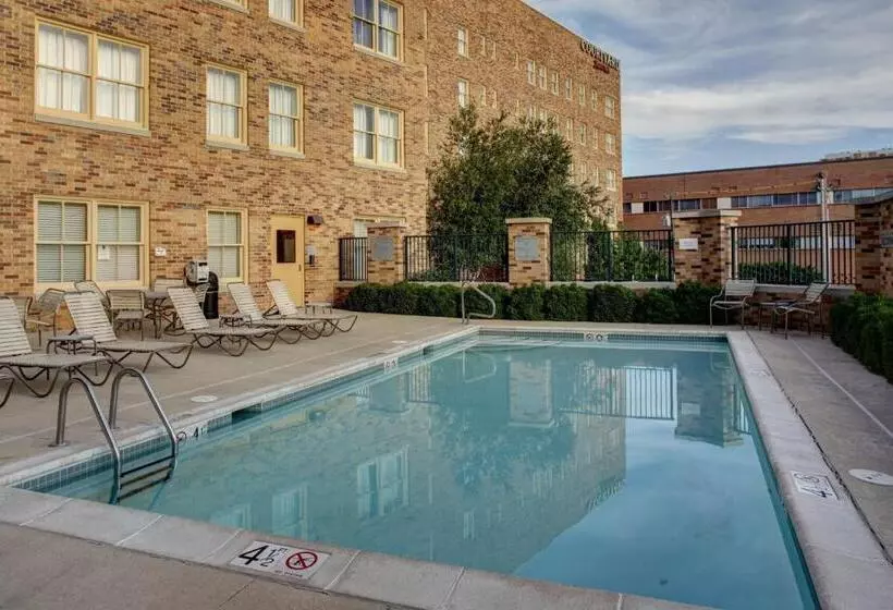 ホテル Courtyard Kansas City Country Club Plaza