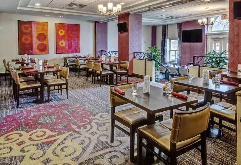 ホテル Courtyard Kansas City Country Club Plaza