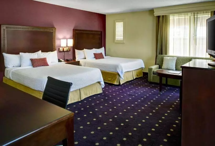 ホテル Courtyard Kansas City Country Club Plaza