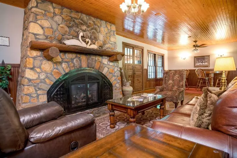 Отель Highland Lake Inn & Resort  Flat Rock