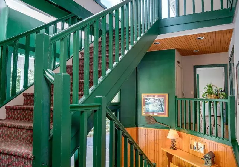 Отель Highland Lake Inn & Resort  Flat Rock