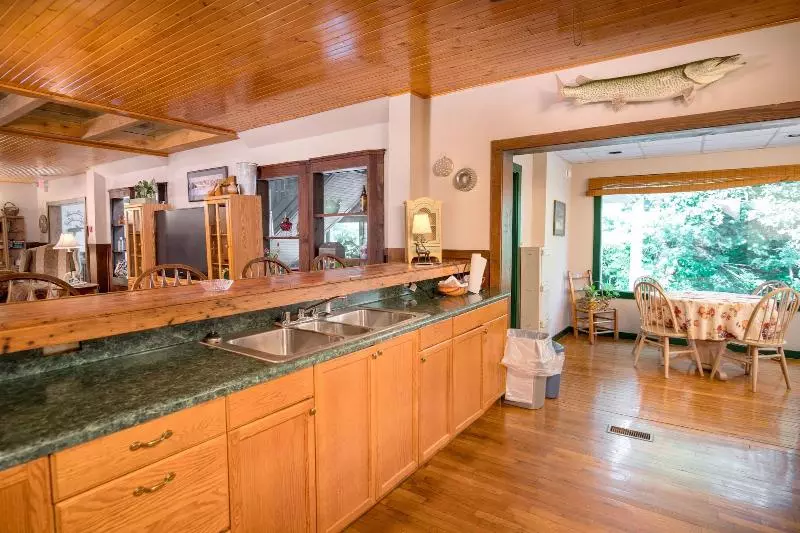 Отель Highland Lake Inn & Resort  Flat Rock