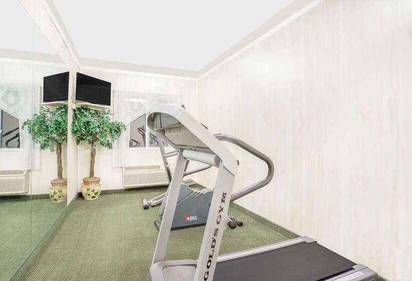 בית מלון כפרי Super 8 By Wyndham Monticello