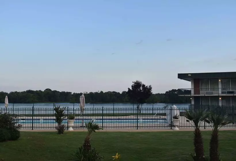 Отель Super 8 By Wyndham Riverside Al