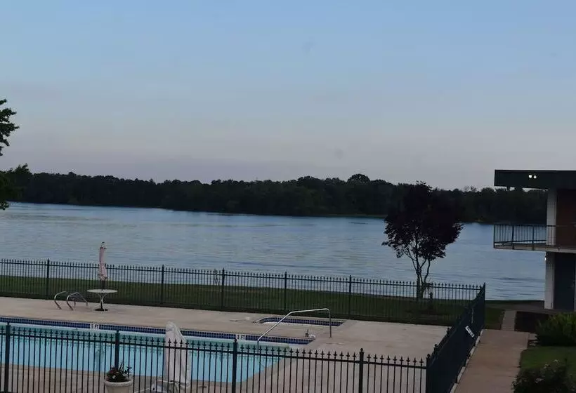 Отель Super 8 By Wyndham Riverside Al