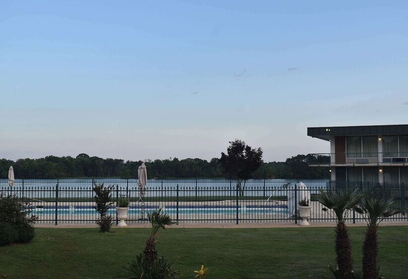 فندق Super 8 By Wyndham Riverside Al