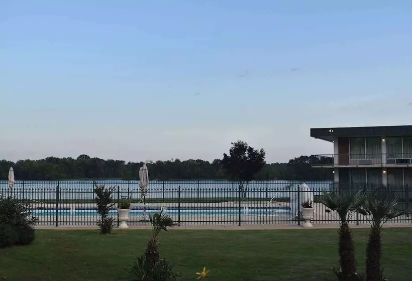 Отель Super 8 By Wyndham Riverside Al