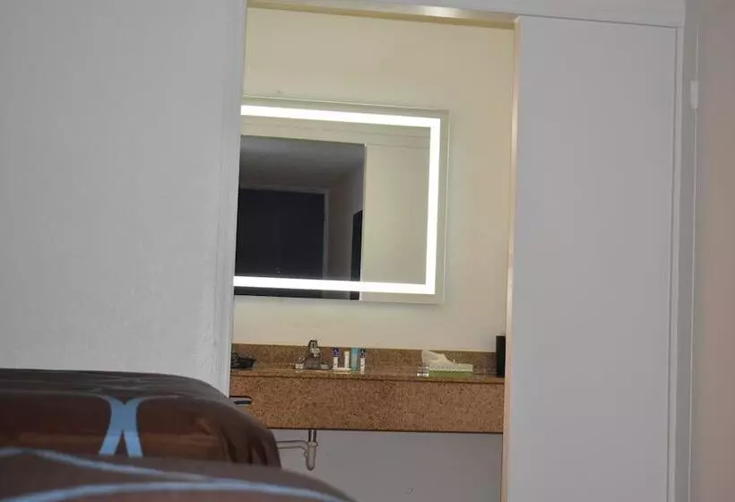 Отель Super 8 By Wyndham Riverside Al