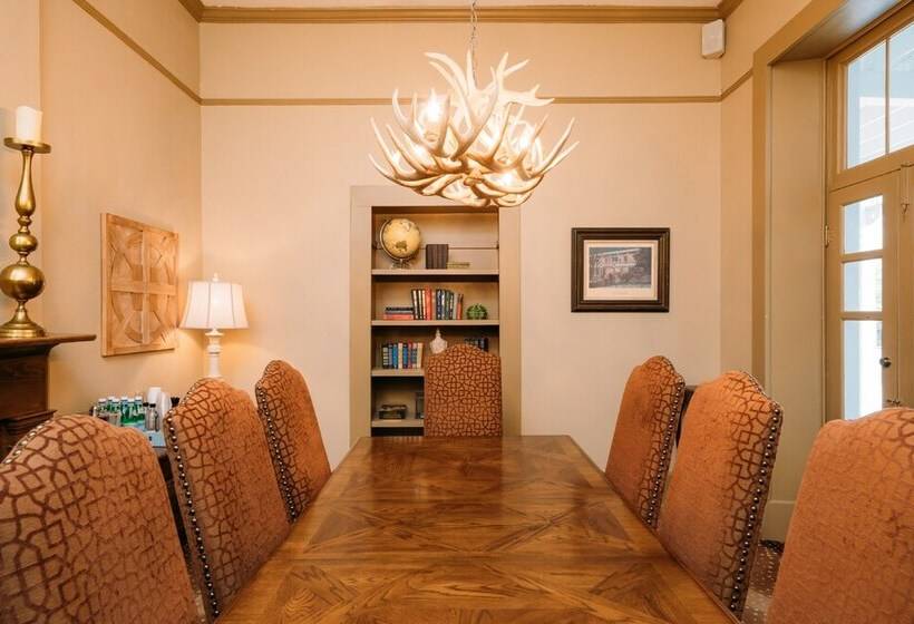 Отель The Kendall