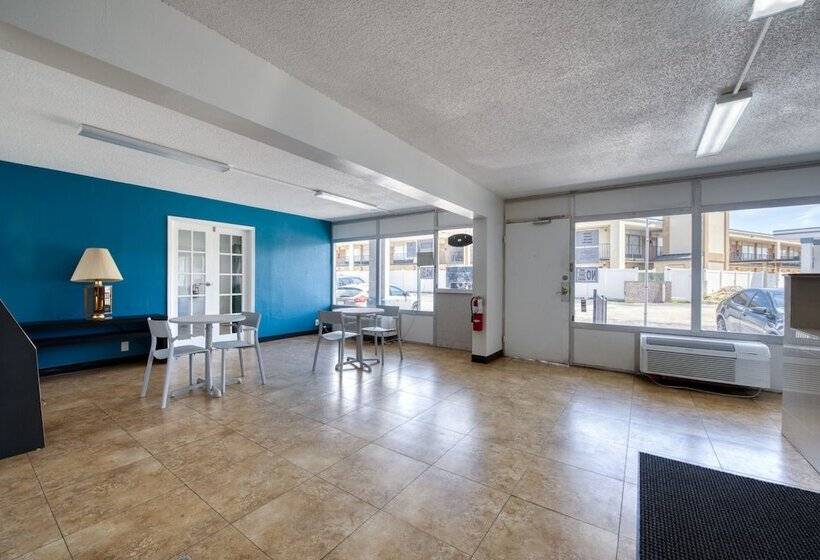 בית מלון כפרי Rodeway Inn