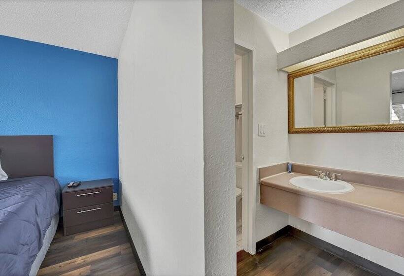 בית מלון כפרי Rodeway Inn