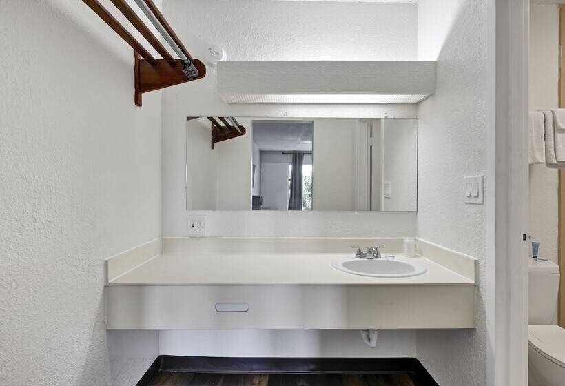 בית מלון כפרי Rodeway Inn