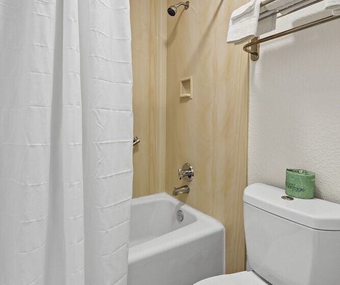 בית מלון כפרי Rodeway Inn