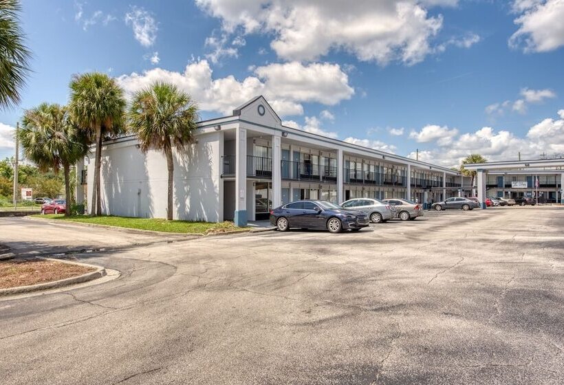 בית מלון כפרי Rodeway Inn