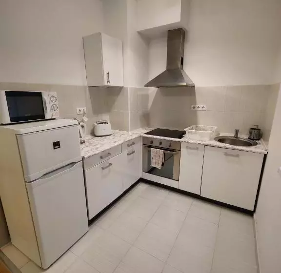 Corvin Plaza Apartments & Suites