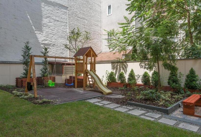 Corvin Plaza Apartments & Suites