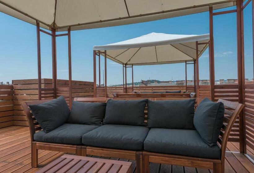 Corvin Plaza Apartments & Suites