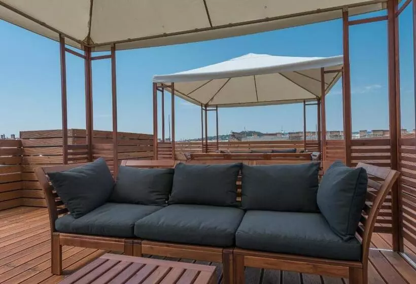 Corvin Plaza Apartments & Suites