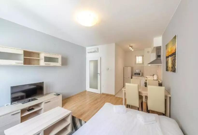 Corvin Plaza Apartments & Suites