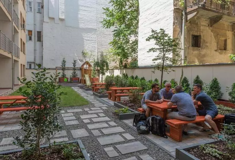 Corvin Plaza Apartments & Suites