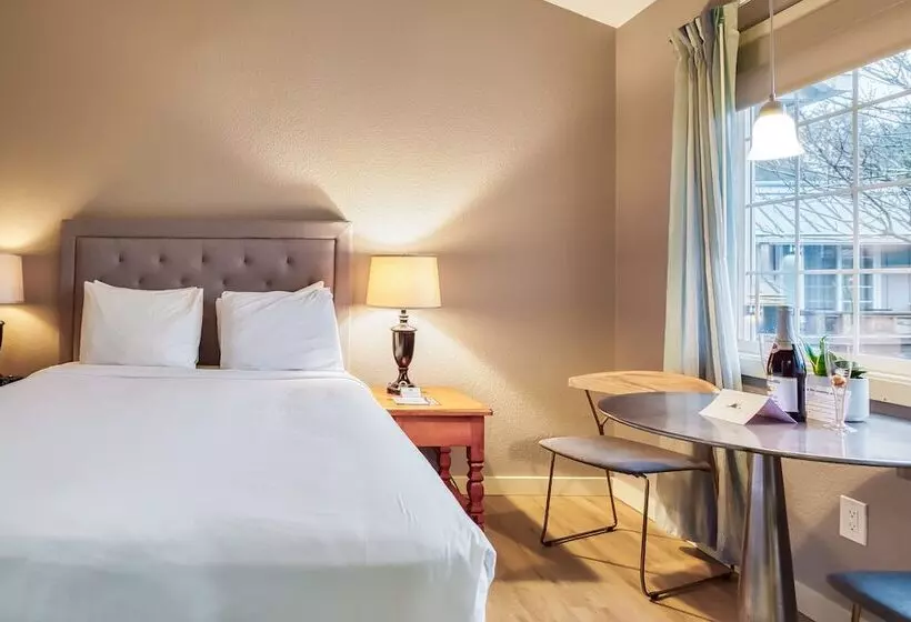 Отель Inn At Haystack Rock