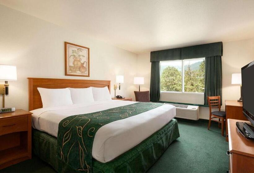 فندق Travelodge By Wyndham Dunsmuir