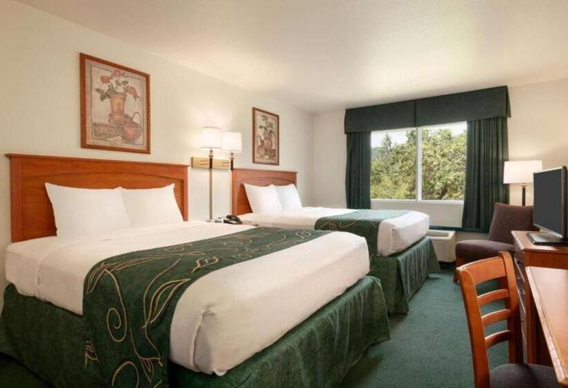 فندق Travelodge By Wyndham Dunsmuir