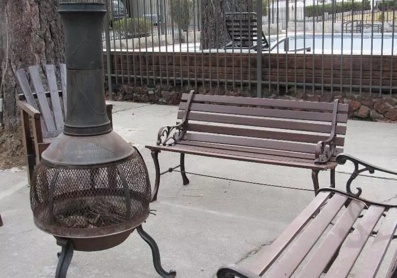 فندق على الطريق Emerald Bay Lodge