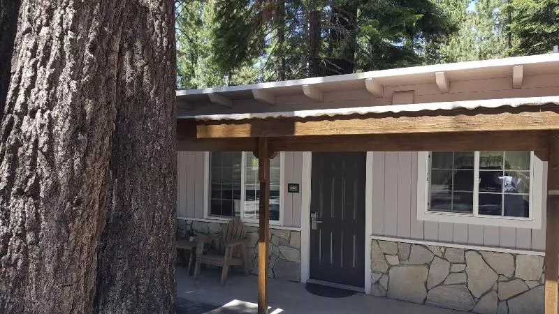 فندق على الطريق Emerald Bay Lodge