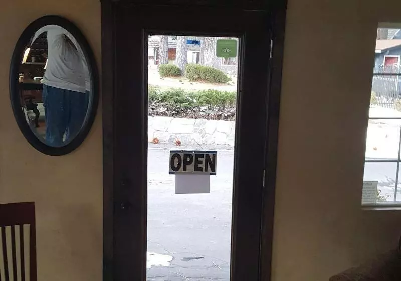 فندق على الطريق Emerald Bay Lodge