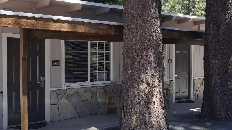 فندق على الطريق Emerald Bay Lodge