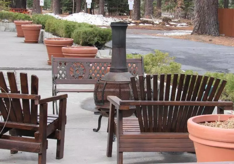 فندق على الطريق Emerald Bay Lodge