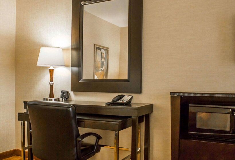 Отель Comfort Suites Edinboro