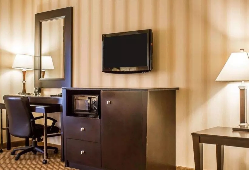 Отель Comfort Suites Edinboro
