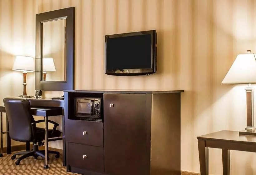 Отель Comfort Suites Edinboro