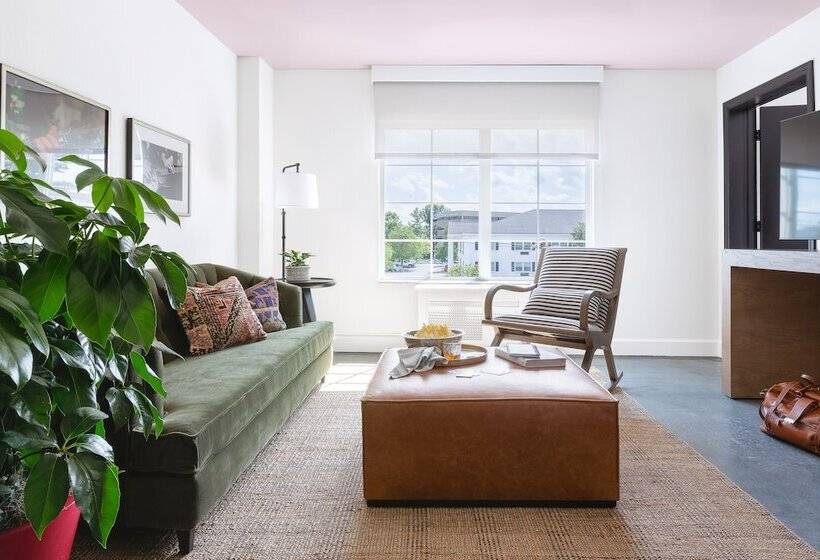 Elwood Hotel & Suites