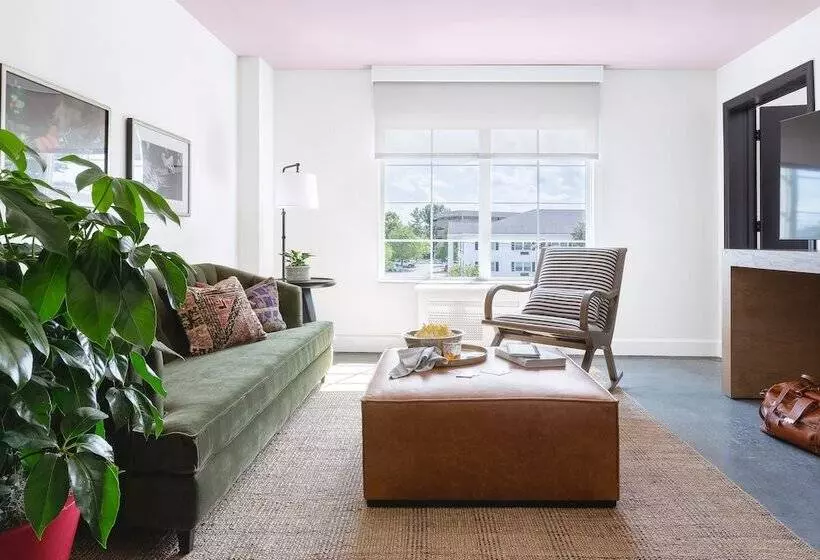 Elwood Hotel & Suites