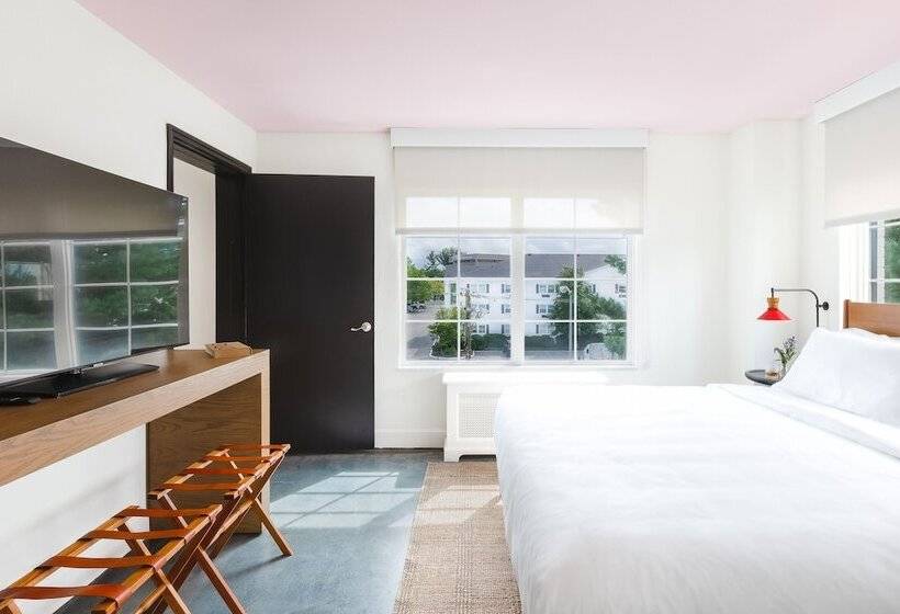 Elwood Hotel & Suites