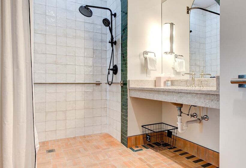 Elwood Hotel & Suites