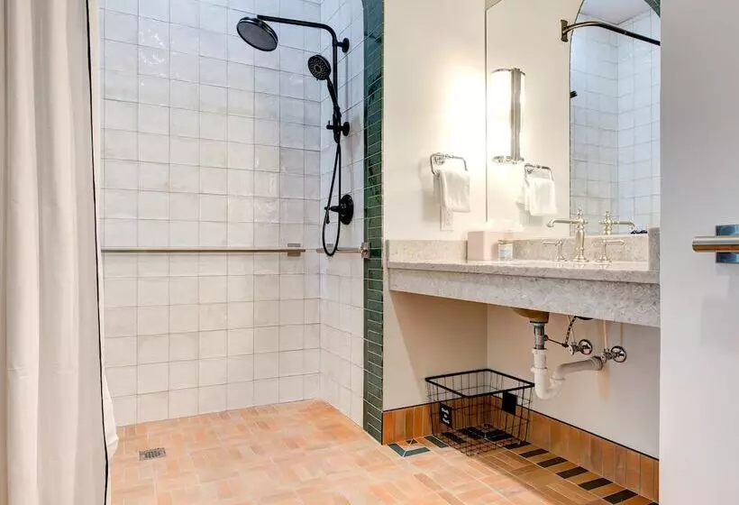 Elwood Hotel & Suites