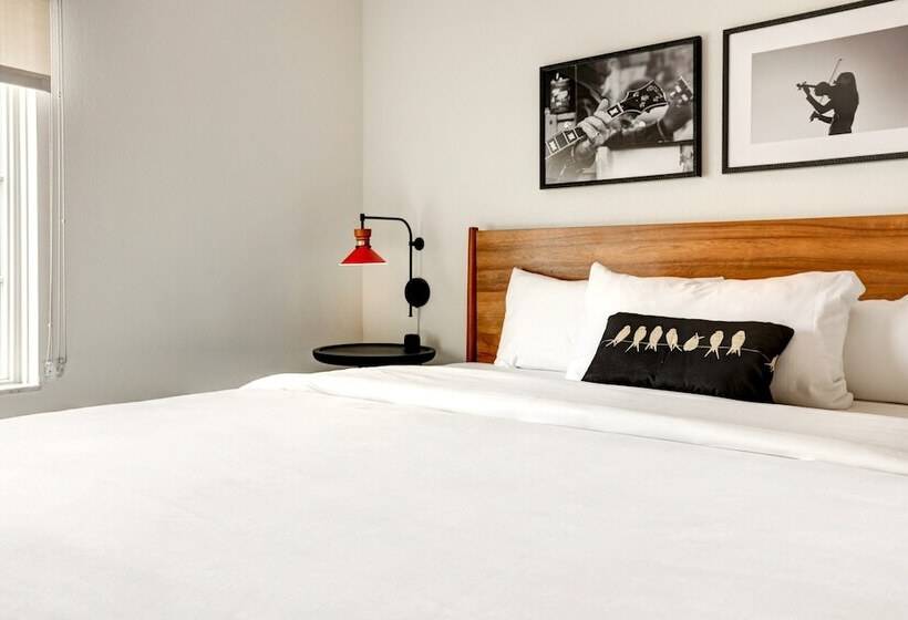 Elwood Hotel & Suites