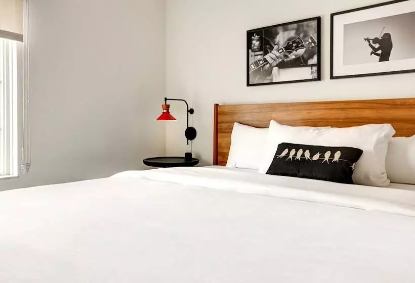 Elwood Hotel & Suites