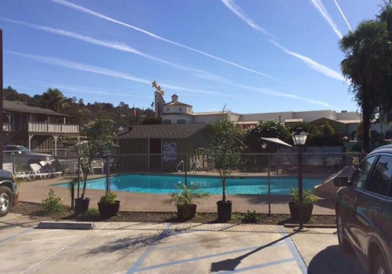 فندق على الطريق Vino Inn & Suites