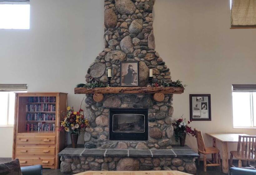 هتل Cody Legacy Inn & Suites