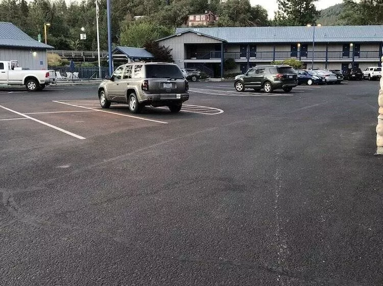 فندق Edgewater Inn Shady Cove