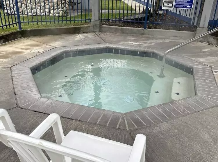 فندق Edgewater Inn Shady Cove