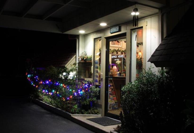 בית מלון כפרי Monterey Fireside Lodge