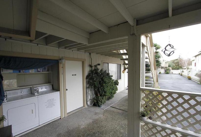 בית מלון כפרי Monterey Fireside Lodge