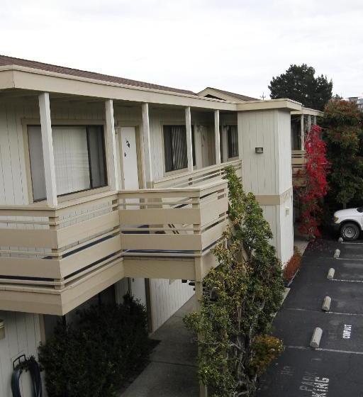 בית מלון כפרי Monterey Fireside Lodge